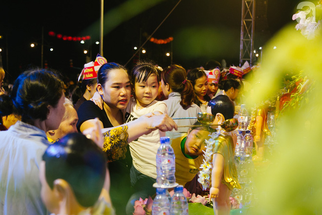 Hàng ngàn người đến đại lễ Phật Đản để được làm nghi lễ tắm Phật Hàng ngàn người đến đại lễ Phật Đản để được làm nghi lễ tắm Phật